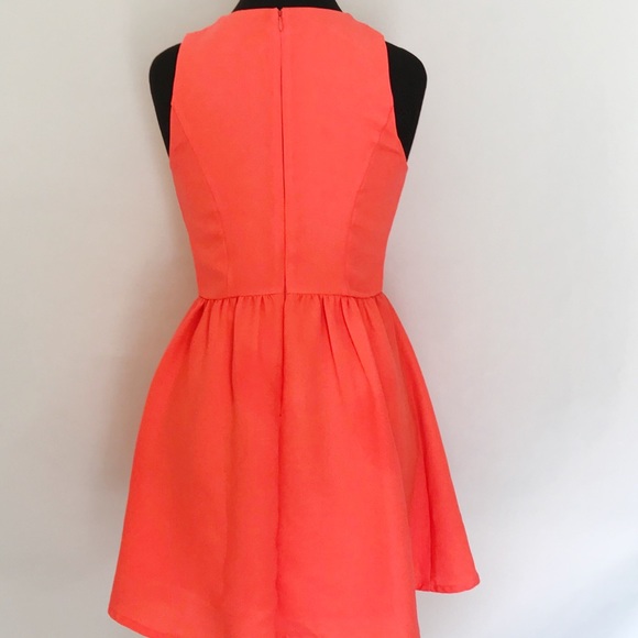 Guess Fit and Flair Dress With Cut Out Size 6 - Picture 2 of 4